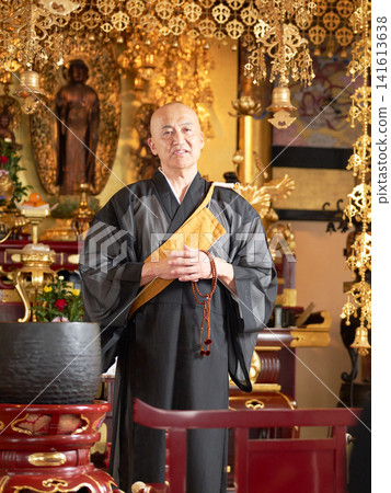 一位佛教僧侶在寺廟大殿中佈道;佛教法會場景。 一位佛教僧侶在寺廟大殿中佈道;佛教法會場景。 141613638
