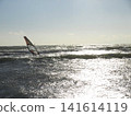 日落時分，海面上浮現衝浪者的剪影，以及波濤洶湧的景色。 141614119