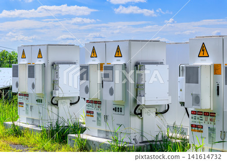 電池組在藍天下整齊排列 電池組在藍天下整齊排列 141614732