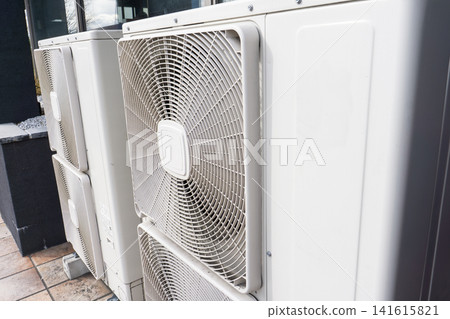 安裝在室外的空調室外機 安裝在室外的空調室外機 141615821