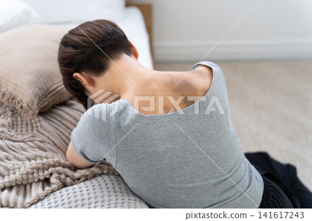 一名女子背部有家庭暴力造成的瘀青(特效化妝) 一名女子背部有家庭暴力造成的瘀青(特效化妝) 141617243