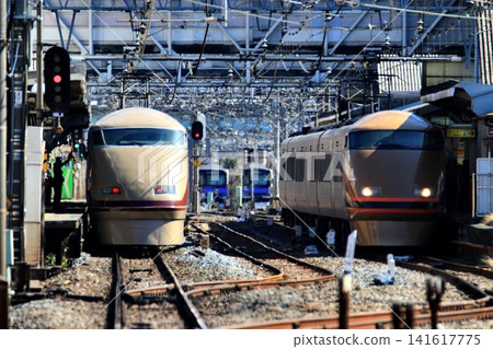 Before the elevated railway construction began... The Limited Express Spacia stopping at both the up and down lines of Kasukabe Station. Before the elevated railway construction began... The Limited Express Spacia stopping at both the up and down lines of Kasukabe Station. 141617775