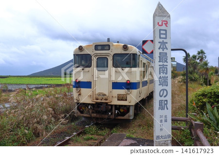 JR日本最南端的車站西大山站和Kiha 47型普通列車 JR日本最南端的車站西大山站和Kiha 47型普通列車 141617923