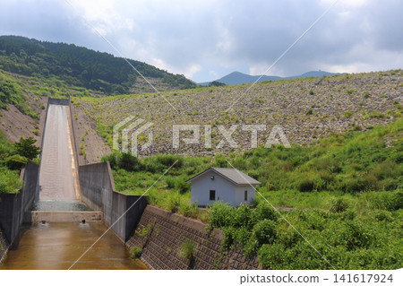 荒瀨大壩的堆石和溢洪道(鹿兒島縣紀茂月町) 荒瀨大壩的堆石和溢洪道(鹿兒島縣紀茂月町) 141617924