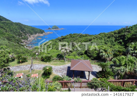 通往佐多岬(日本本土最南端)和比羅島(鹿兒島縣南大隅町)觀景台的休息區 通往佐多岬(日本本土最南端)和比羅島(鹿兒島縣南大隅町)觀景台的休息區 141617927