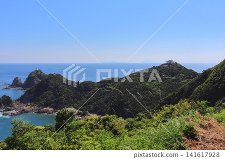 日本本土最南端:佐多岬展望台和佐多岬燈塔(背景為薩摩半島、開門山和枕崎)。 日本本土最南端:佐多岬展望台和佐多岬燈塔(背景為薩摩半島、開門山和枕崎)。 141617928