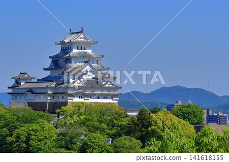 Himeji Castle from the northwest, viewed from the back (Himeji City, Hyogo Prefecture) Himeji Castle from the northwest, viewed from the back (Himeji City, Hyogo Prefecture) 141618155