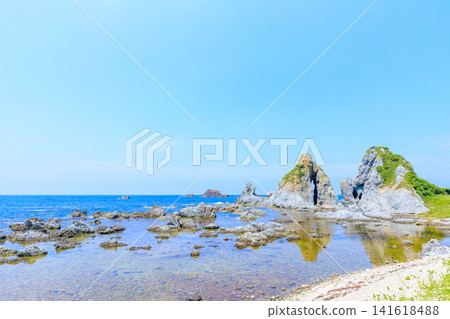 新潟縣佐渡市佐渡島,納努拉海岸,夫妻岩(Nanoura Coast, Meotoiwa)。初夏時節,新潟縣 新潟縣佐渡市佐渡島,納努拉海岸,夫妻岩(Nanoura Coast, Meotoiwa)。初夏時節,新潟縣 141618488