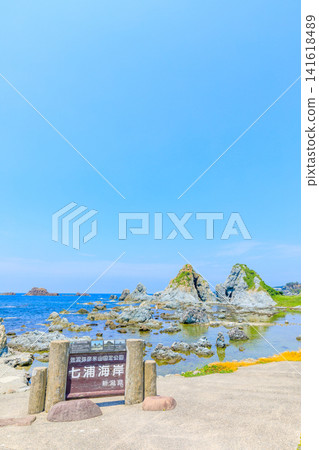 新潟縣佐渡市佐渡島,納努拉海岸,夫妻岩(Nanoura Coast, Meotoiwa)。初夏時節,新潟縣 新潟縣佐渡市佐渡島,納努拉海岸,夫妻岩(Nanoura Coast, Meotoiwa)。初夏時節,新潟縣 141618489