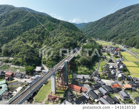 A local train on the San'in Main Line stopping at Amarube Station. 141618510