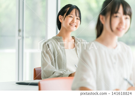 小學生在補習班/課外補習班/上課/暑期班學習(教育) 小學生在補習班/課外補習班/上課/暑期班學習(教育) 141618824