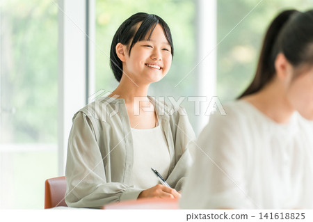 小學生在補習班/課外補習班/上課/暑期班學習（教育） 141618825