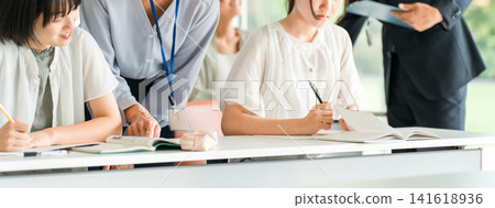 小學兒童（教育）和補習班教師在補習班/課後輔導班學習、在學校上課以及參加暑期課程。 141618936