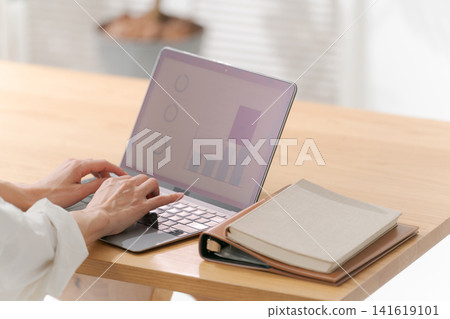 一位三十多歲女性工作的背影。 一位三十多歲女性工作的背影。 141619101