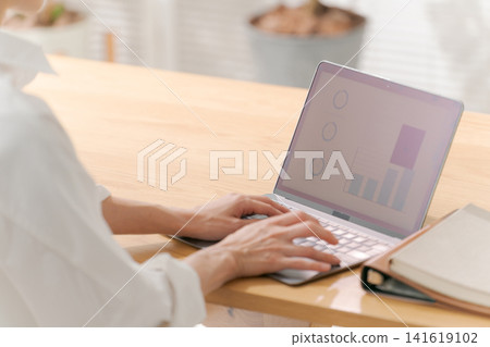 一位三十多歲女性工作的背影。 一位三十多歲女性工作的背影。 141619102