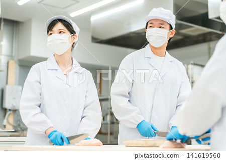 身穿廚師服的男女工作人員煮魚（廚師、廚師、菜市場、食物加工） 141619560