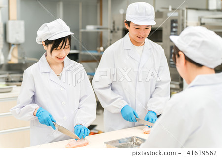 身穿廚師服的男女工作人員煮魚（廚師、廚師、菜市場、食物加工） 141619562
