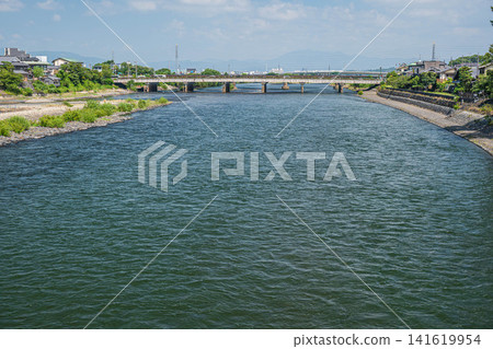 從朝霧橋眺望京都府宇治市宇治川景色 141619954