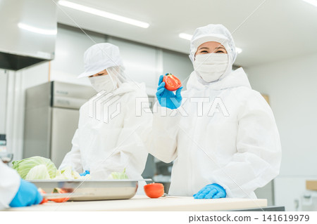 食品加工產業男女工作人員穿著衛生服（食品衛生、食品工廠、衛生管理） 141619979