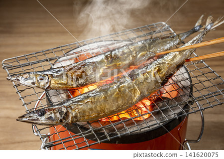 Autumn delicacy: Charcoal-grilled Pacific saury Autumn delicacy: Charcoal-grilled Pacific saury 141620075