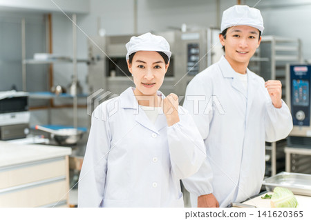 男女廚房工作人員在廚房切捲心菜 男女廚房工作人員在廚房切捲心菜 141620365