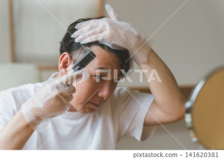 中年男性自行染髮 141620381