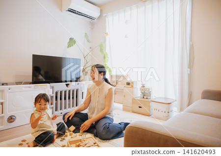 Parent and child playing in a room / Child-rearing image / Girl playing with building blocks Parent and child playing in a room / Child-rearing image / Girl playing with building blocks 141620493