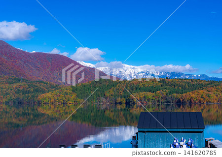 [Autumn foliage image] Lake Aoki in Nagano Prefecture, where autumn leaves have turned red as the season deepens. 141620785