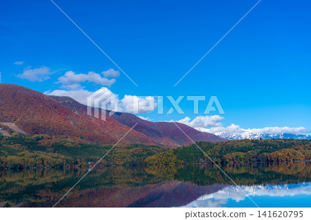 [Autumn foliage image] Lake Aoki in Nagano Prefecture, where autumn leaves have turned red as the season deepens. 141620795
