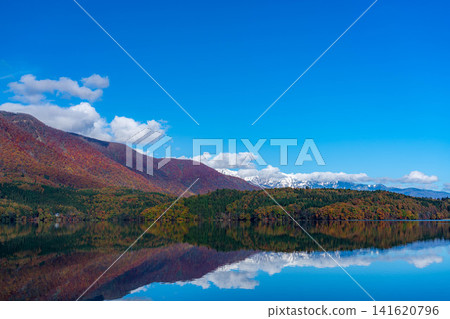[Autumn foliage image] Lake Aoki in Nagano Prefecture, where autumn leaves have turned red as the season deepens. 141620796