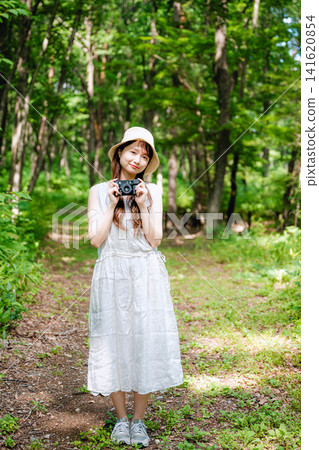 夏日鬱鬱蔥蔥的自然風光和一位可愛的女子 夏日鬱鬱蔥蔥的自然風光和一位可愛的女子 141620854