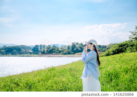 一位女子在夏日藍天下漫步於大自然中。 141620866