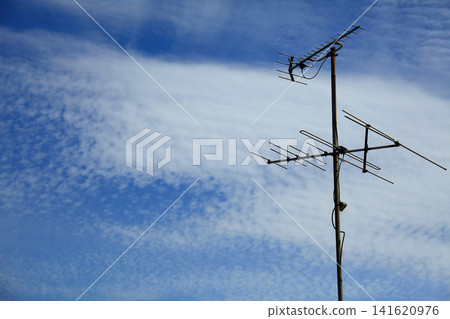 如今已不多見的電視天線，在藍天的襯托下顯得格外醒目。 141620976