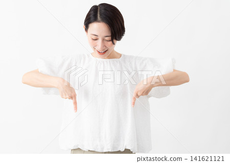 一位身穿白色襯衫的女士——生活方式圖片 一位身穿白色襯衫的女士——生活方式圖片 141621121