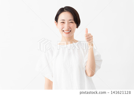 一位身穿白色襯衫的女士——生活方式圖片 一位身穿白色襯衫的女士——生活方式圖片 141621128