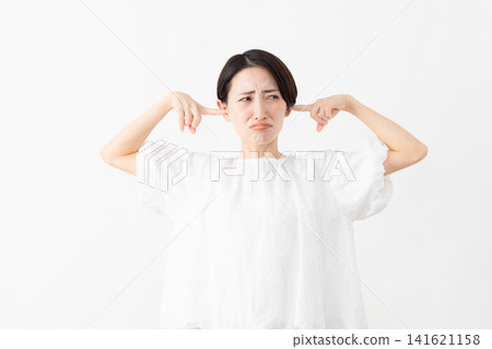 一位身穿白色襯衫的女士——生活方式圖片 一位身穿白色襯衫的女士——生活方式圖片 141621158