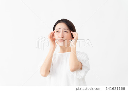 一位身穿白色襯衫的女士——生活方式圖片 一位身穿白色襯衫的女士——生活方式圖片 141621166