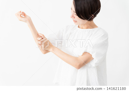 一位身穿白色襯衫的女士——生活方式圖片 141621180