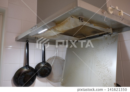 廚房抽油煙機 - 髒污的排氣扇過濾器 廚房抽油煙機 - 髒污的排氣扇過濾器 141621350