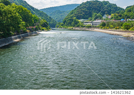 宇治川景色:從朝霧橋上游眺望,京都府宇治市 宇治川景色:從朝霧橋上游眺望,京都府宇治市 141621362