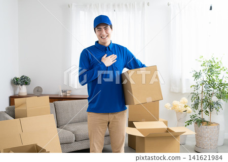 一位在搬家行業工作的年輕人;生活方式圖片 一位在搬家行業工作的年輕人;生活方式圖片 141621984