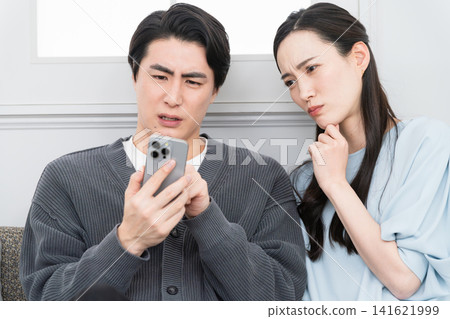Young men and women searching on their smartphones: Lifestyle image Young men and women searching on their smartphones: Lifestyle image 141621999