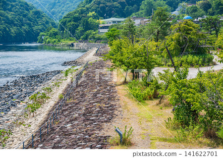 京都府宇治市宇治公園內的宇治川橘島,宇治川風光 京都府宇治市宇治公園內的宇治川橘島,宇治川風光 141622701