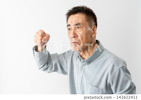 一位身著休閒服的老年男子站著——一張生活方式照片。 141622911
