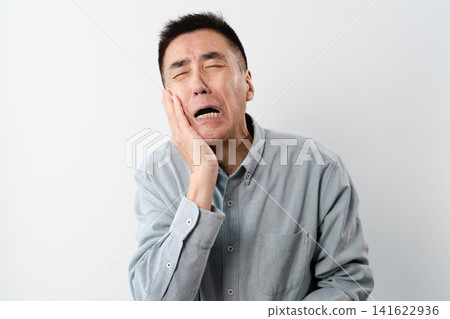 一位身著休閒服的老年男子站著——一張生活方式照片。 一位身著休閒服的老年男子站著——一張生活方式照片。 141622936