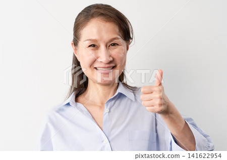 一位身著休閒服的老婦人站著——一張生活方式照片。 一位身著休閒服的老婦人站著——一張生活方式照片。 141622954
