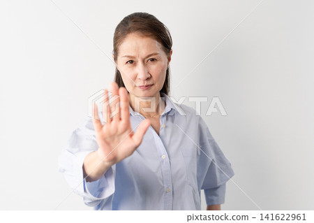 一位身著休閒服的老婦人站著——一張生活方式照片。 一位身著休閒服的老婦人站著——一張生活方式照片。 141622961