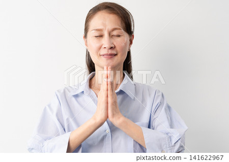 一位身著休閒服的老婦人站著——一張生活方式照片。 一位身著休閒服的老婦人站著——一張生活方式照片。 141622967