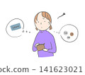 一位女士看著錢包裡剩下的錢，感到很苦惱。 141623021
