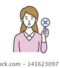 一位年輕女子麵露失望之色，手持「X」牌，表示她回答錯誤。 141623097